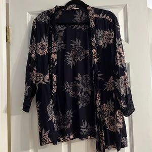 Navy & floral kimono. Lace detailing on quarter length sleeves.